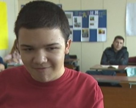 Цяло училище помaга на ученик да продължи да посещава класната стая