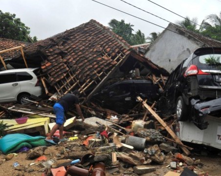 В Индонезия продължава издирването на оцелели след смъртоносното цунами