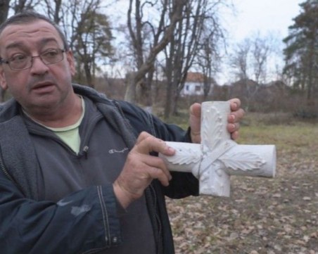 Вандализъм! Рушиха паметник и разбиха кръст на паметник на загиналите войни