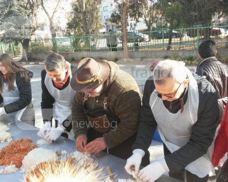 1300 сарми къкрят в огромен казан под вещото ръководство на Ути СНИМКИ