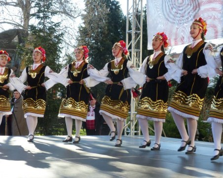 Кметът на Белозем поведе хорото пред Община Пловдив СНИМКИ