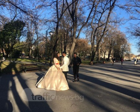 Красива ромска булка с червен колан прикова погледите на пловдивчани СНИМКИ