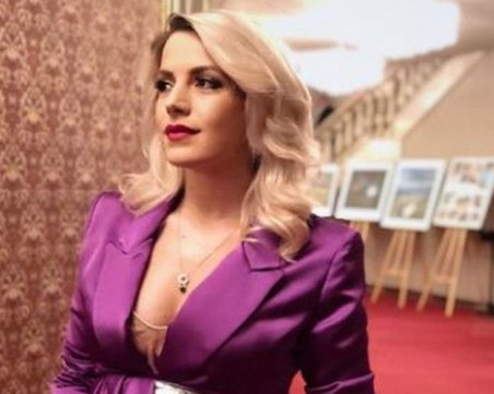 Поли Генова показа за първи път наедрялото си коремче СНИМКИ