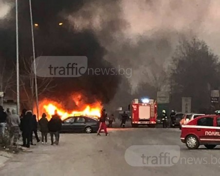 Бус пламна като факла в Пловдив! Запали се още една кола с газова уредба СНИМКИ