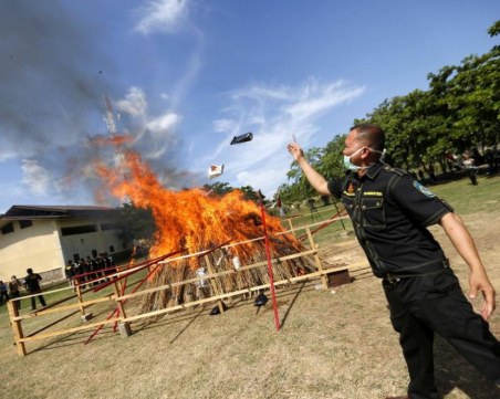 Драснаха клечката на 800 кила марихуана, гъст дим покри небето в Индонезия