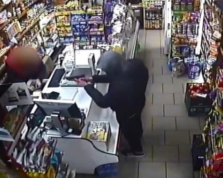 Камери уловиха въоръжен бандит, ограбил магазин и заплашил продавачката ВИДЕО