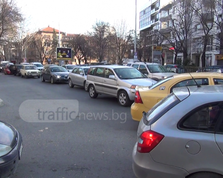 Пловдивчани за организацията на движението: Някакъв ад е и за шофьори, и за пешеходци ВИДЕО