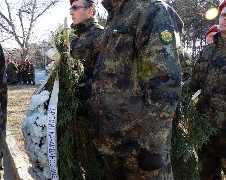 Почетоха жертвите от атентата в Кербала пред паметника в Карлово СНИМКИ