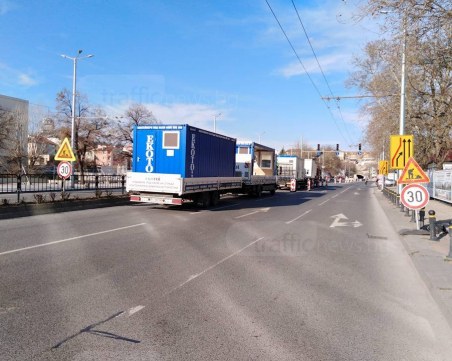 Старт! Започнаха монтажа на кулата в Пловдив СНИМКИ