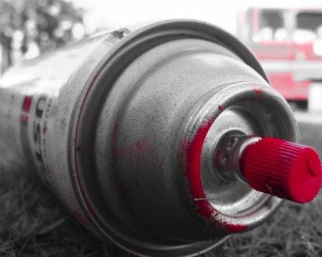 Вандалщина в Пловдив! Една кола осъмна напръскана със спрей, друга - със спукани гуми