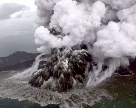 Вулканът в Индонезия отново се активизира, пренасочват полети