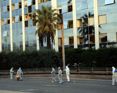 Взрив пред църква в Атина, има ранен полицай