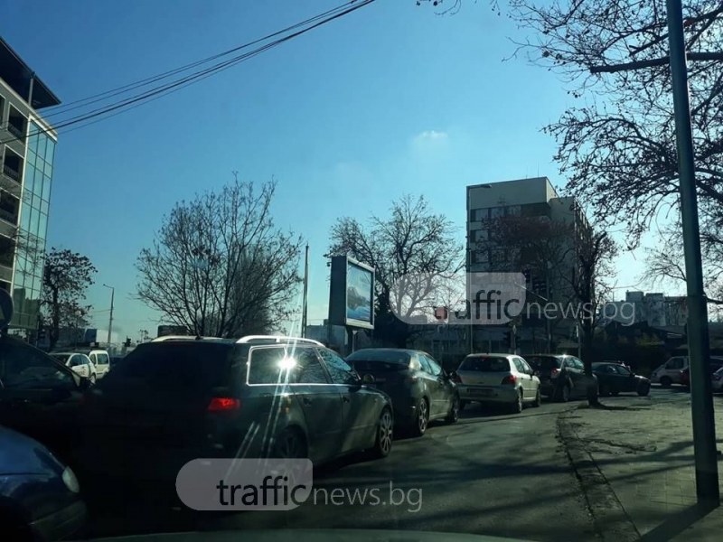 Блокада в центъра на Пловдив! Образуват се зверски тапи СНИМКИ