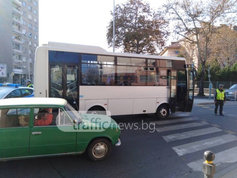 Пловдивски шофьор на автобус натисна рязко спирачките, прати жена в болница