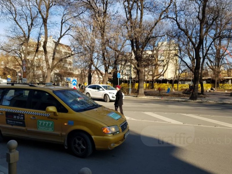 Traffic Пловдив: Колите пак в насрещното, въпреки че отвориха улицата до Понеделник пазара СНИМКИ