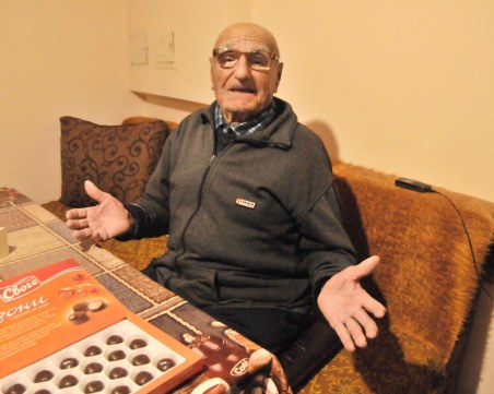 Дядо Стефан стигна 103 години! Рецептата - хубаво месо и малко пиене