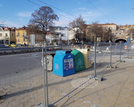 Хвърли си боклука, ако можеш! Кофите за смет се оказаха арестанти СНИМКИ