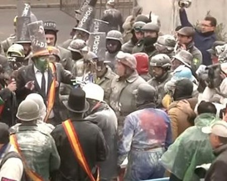 Испанци се замерваха с брашно и яйца ВИДЕО