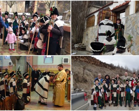 Коледарчета от Батак разпръснаха искриците на добротата СНИМКИ