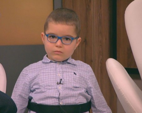 Малкият Дамян пее българския химн, родителите му принудени да емигрират в Германия