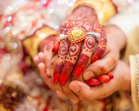 Милионер плати сватбите на 261 осиротели булки