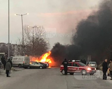 Още 3 автомобила са засегнати от пламъците на запалилия се бус в Пловдив