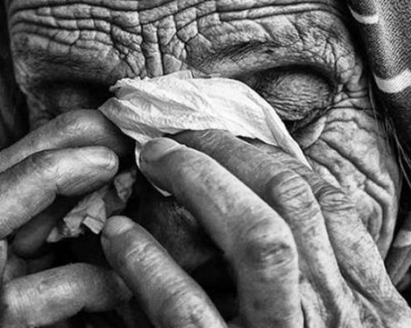 Пенсионери треперят от крадците! Спят с брадви и ножове