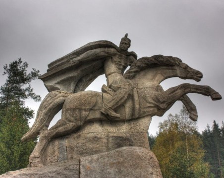 Родолюбиви българи спасиха паметника на Георги Бенковски
