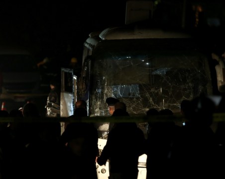 Атентат! Взривиха пълен с туристи автобус, четирима са загинали