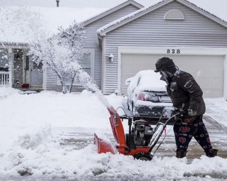 Двама души загинаха при инциденти заради лошото време в САЩ
