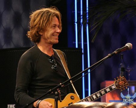 Китаристът на Стинг, съавтор на култовото парче 