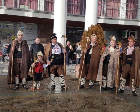 Коледари напълниха улиците на Карлово СНИМКИ