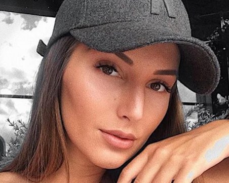 Петканова се щракна в деветия месец... гола СНИМКА