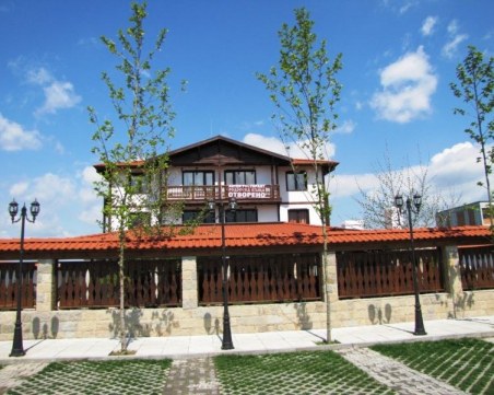 Съседи на бизнесмена, скочил от хотел в Асеновград, спрягат три версии за трагедията