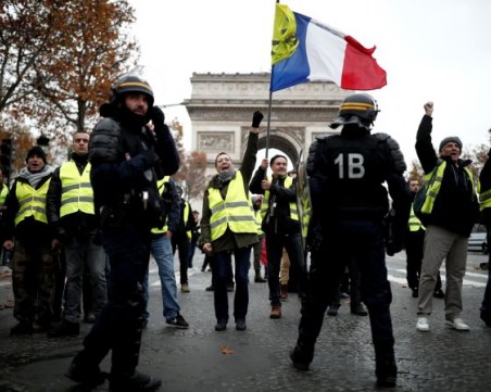 “Жълтите жилетки“ отново стягат протест във Франция