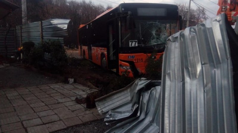 Автобус се вряза в къща в София