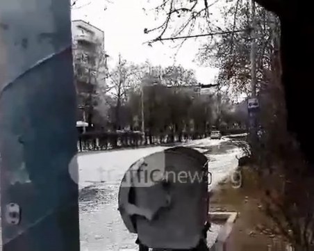 Авария потопи “Васил Априлов“! Мощна вода се излива на булеварда ВИДЕО+СНИМКИ