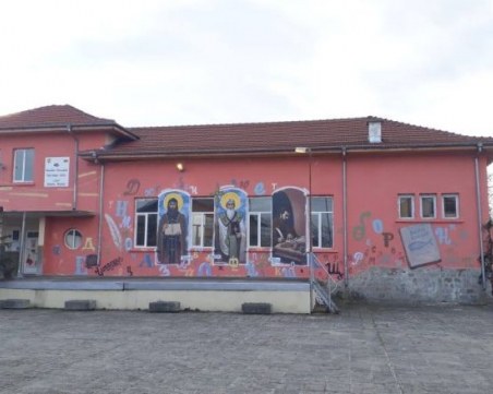 Младоженци се отказаха от цветя на сватбата си, за да преобразят читалище край Пловдив СНИМКИ