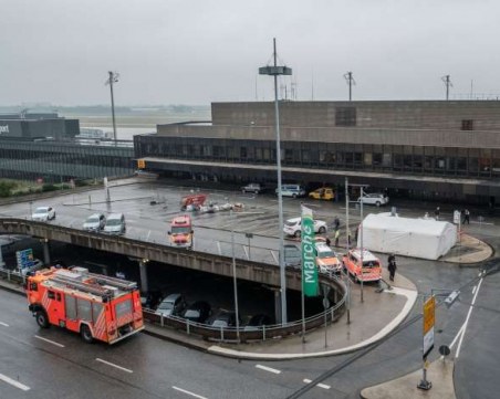 Оставиха в ареста мъжа, врязал се с кола на летището в Хановер