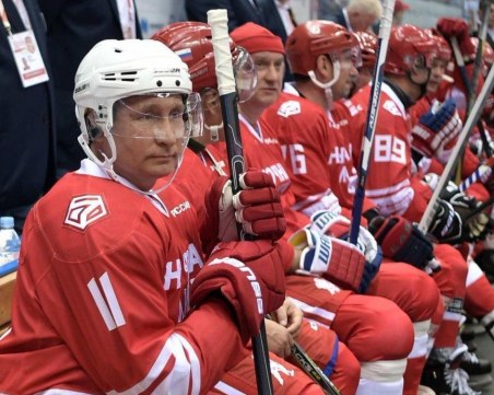 Путин заби пет шайби по време на хокеен мач на Червения площад ВИДЕО