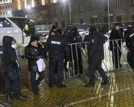 Стотици полицаи ще пазят страната в Новогодишната нощ