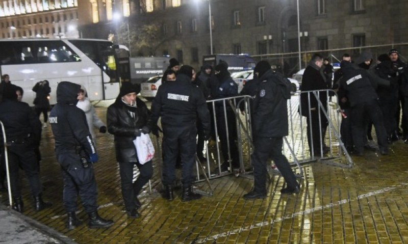 Стотици полицаи ще пазят страната в Новогодишната нощ