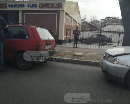 Две коли се удариха до Военна болница в Пловдив СНИМКИ