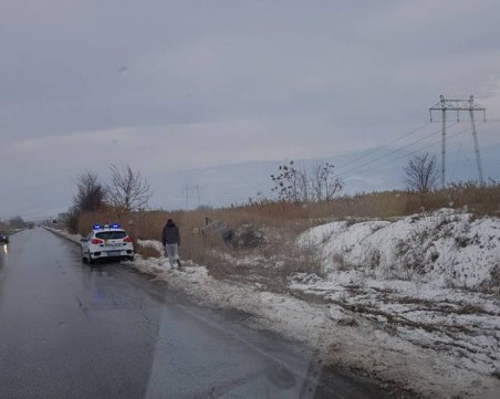 Мъж загина, след като се обърна с колата си в канавка край Пловдив