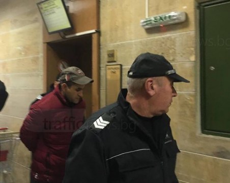 Мъжът, опитал да заколи жена си в село Труд, остава в ареста СНИМКИ