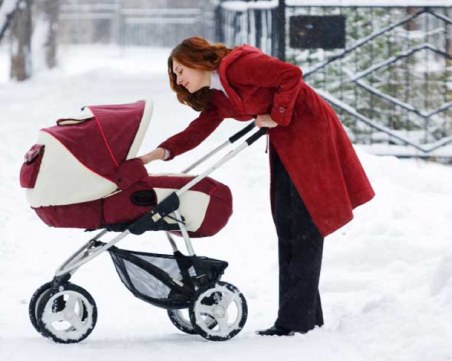 Разходка с бебе през зимата – безопасна, полезна и задължителна!