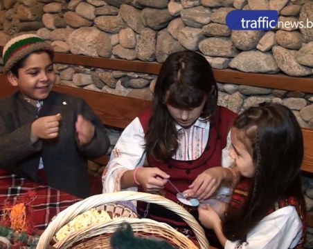 Сурвакарите тръгнаха от Калофер - ето как пазят традициите там ВИДЕО