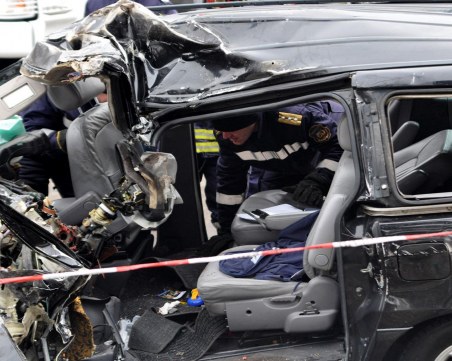 Тежка катастрофа! Парчета от автомобили са осеяли пътя Бургас - Варна