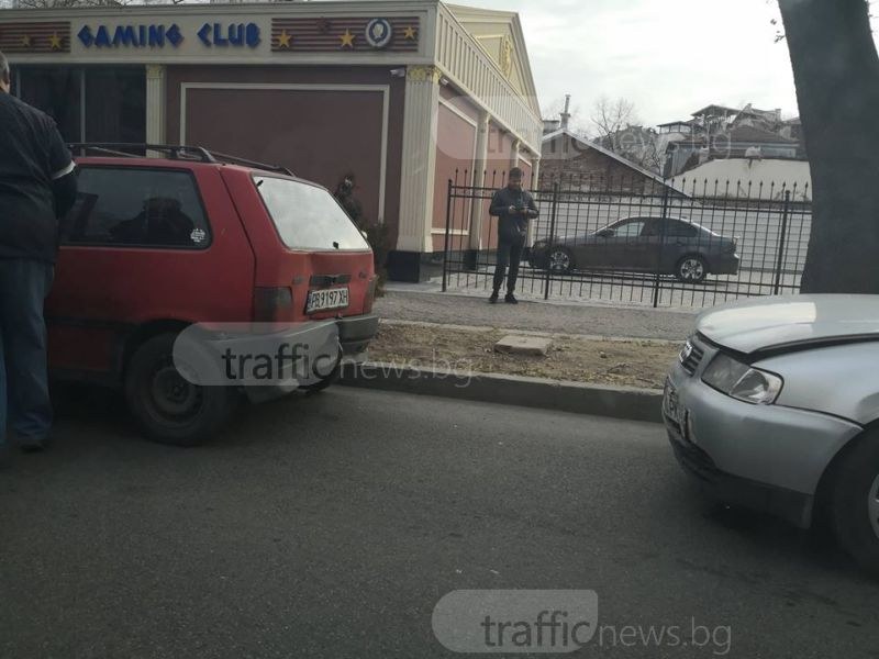 Две коли се удариха до Военна болница в Пловдив СНИМКИ