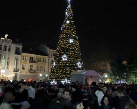 Хиляди пловдивчани посрещнаха Нова година в центъра на новата културна столица СНИМКИ+ВИДЕО